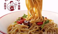 小伙子干挑面